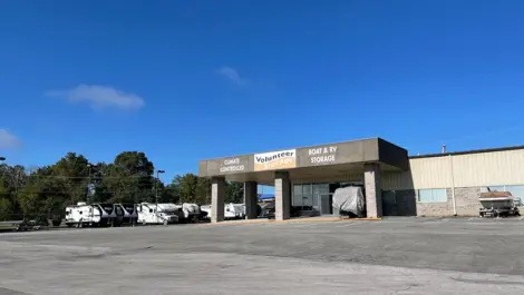 Exterior view of Volunteer Storage Lenoir City facility with vehicle storage in the background.